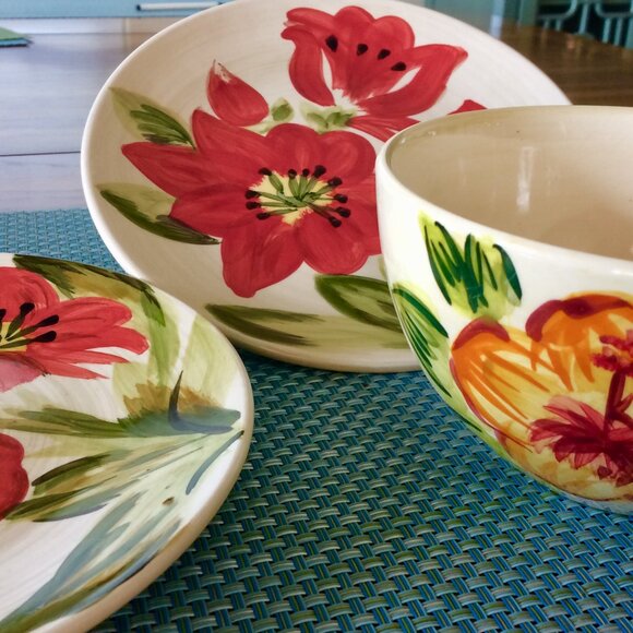 Tropical Hibiscus Dinnerware by Tabletops Gallery - 2 Salad Plates, 1 Soup Bowl - Picture 5 of 5